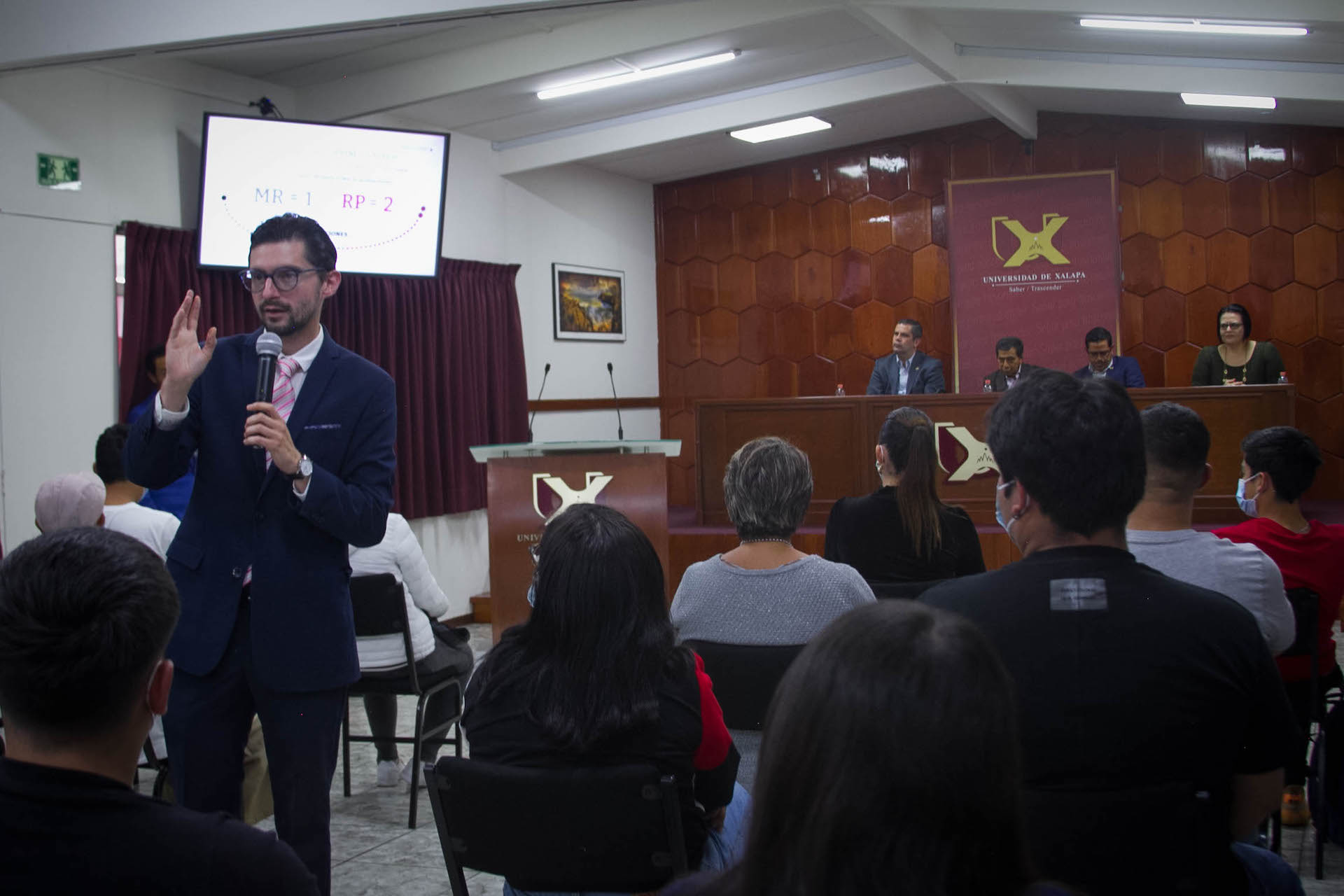 Se lleva a cabo en la Universidad de Xalapa la conferencia “La participación de los jóvenes en la vida democrática de Veracruz”