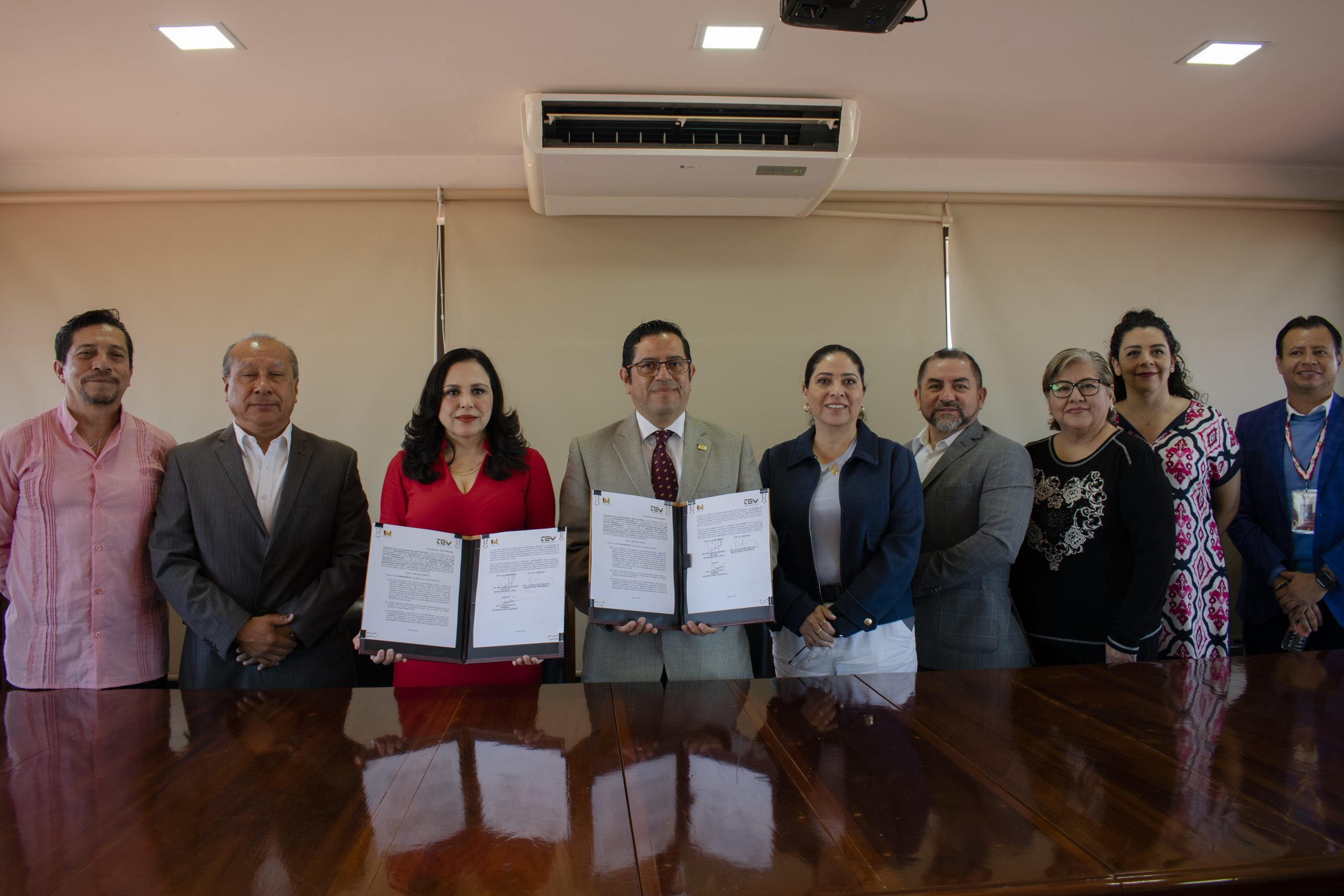 Firma de Convenio entre el Tribunal Electoral del Estado de Veracruz y la Universidad de Xalapa