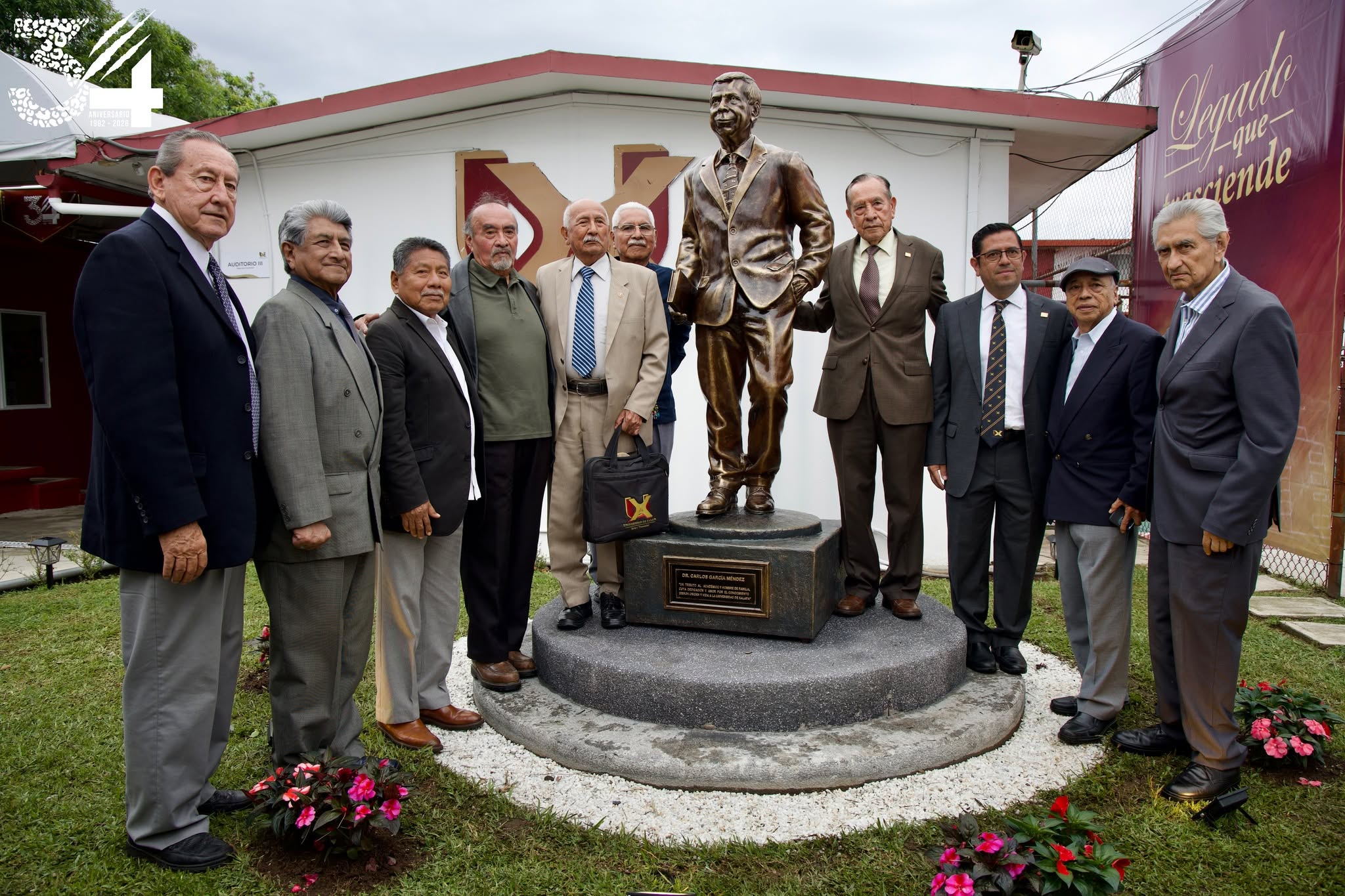 Universidad de Xalapa devela escultura en honor al Dr. Carlos García Méndez, Rector Perpetuus